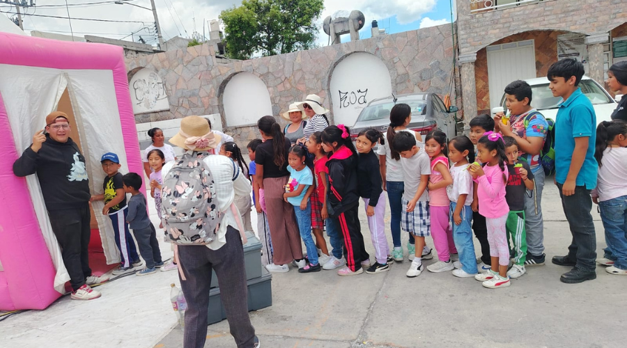 Cine domo ofrece funciones gratuitas en Santo Tomás Chautla